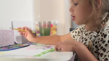 Yetenekli Yenilikçi Kadın Sanatçı, Renkli, Duygusal, Şehvetli Yağlıboya Yaratan Parmaklarını Kullanarak Büyük Tuvale Elleriyle Çiziyor. Çağdaş Ressam Oluşturma Soyut Modern Sanat