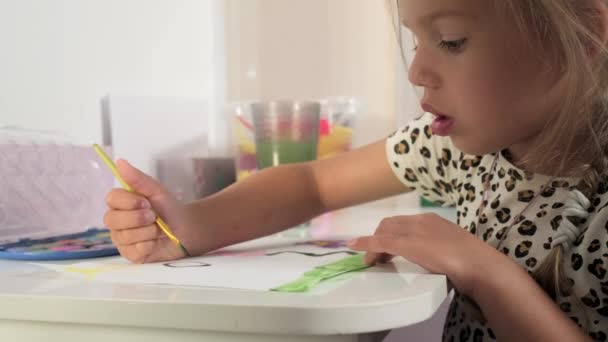 Talented Creative Child Girl Female Artist Draws Her Hands Paper — Vídeo de stock