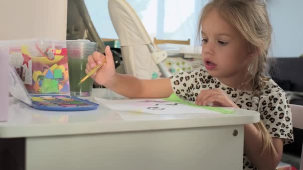Талантливая Креативная Девочка Художница Рисует Руками Бумаге Используя Кисть Рисования — стоковое видео