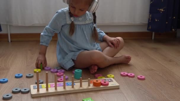 Glückliches Kleines Zahnloses Mädchen Kindergarten Das Mit Farbigem Holzspielzeug Spielt — Stockvideo