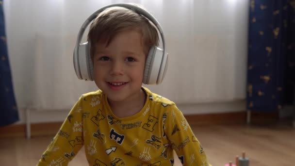 Feche Belo Menino Sorridente Ouvindo Fones Ouvido Música Interior Crianças — Vídeo de Stock