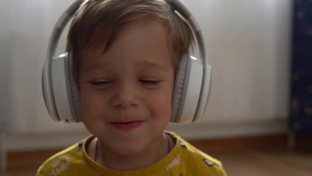 Feche Belo Menino Sorridente Ouvindo Fones Ouvido Música Interior Crianças — Vídeo de Stock