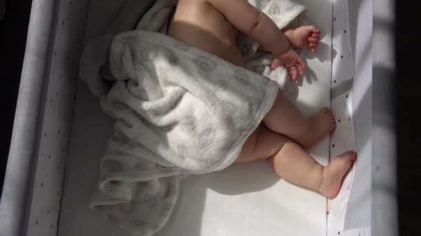 新生儿裸睡的小宝宝躺在软软的白色床罩上躺在家里的俯瞰脸 舒适概念 — 图库视频影像