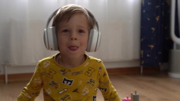 Close Knappe Lachende Jongen Luisteren Naar Muziek Koptelefoon Binnen Kinderen — Stockvideo