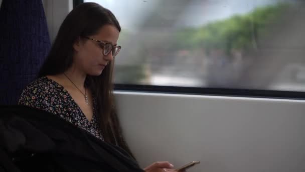 Close Shot Young Attractive Ukraine Female Glasses Sitting Moving City — 图库视频影像