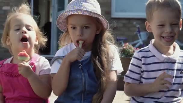 Three Cute Little Children Enjoys Delicious Ice Cream Cone Child — Vídeos de Stock