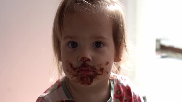 Κλείσε Βρώμικο Προσωπάκι Του Μωρού Αστείο Παιδί Τρώει Σοκολάτα Ένα — Αρχείο Βίντεο