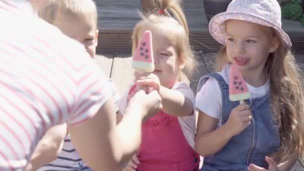 Three Cute Little Children Enjoys Delicious Ice Cream Cone Child — Vídeo de stock