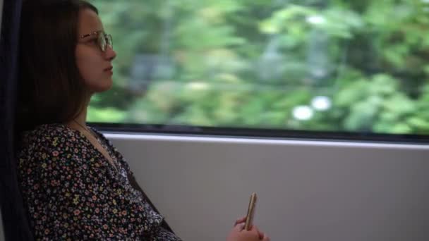 Близкий Снимок Молодой Привлекательной Украинки Очках Сидящей Движущемся Городском Метро — стоковое видео