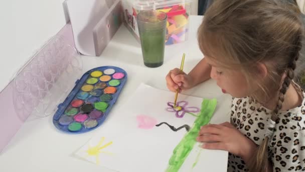 Talented Creative Child Girl Female Artist Draws Her Hands Paper — Stockvideo