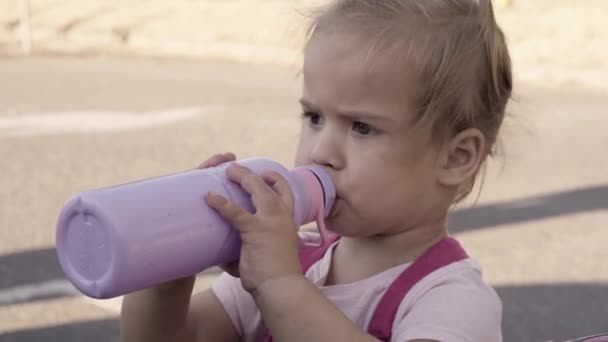 Αθλητική Γυμναστική Δρομέας Παιδί Κορίτσι Πόσιμο Νερό Από Μπουκάλι Μετά — Αρχείο Βίντεο
