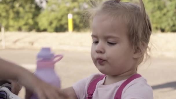 Atletica Atletica Corridore Sportivo Bambino Ragazza Bere Acqua Dalla Bottiglia — Video Stock