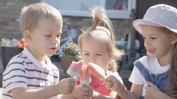Три Милі Маленькі Діти Насолоджуються Смачним Конусом Морозива Дитина Їсть — стокове фото