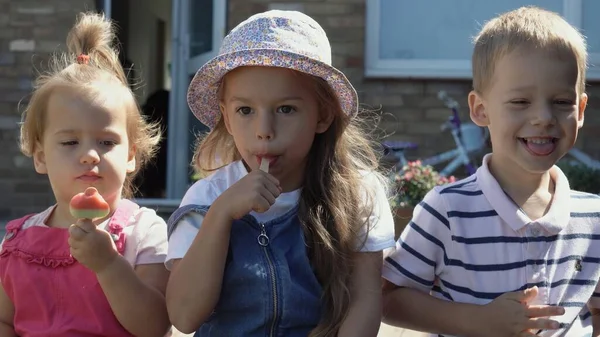 Трое Милых Маленьких Детей Наслаждаются Вкусным Рожок Мороженого Ребенок Ест — стоковое фото