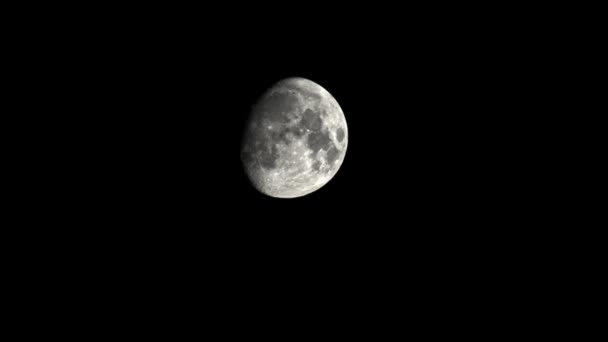 空を飛ぶ月の時間の経過 暗い夜に満月を刈るビッグ 闇の時間帯 月は空を横切って浮かぶ コピースペース — ストック動画