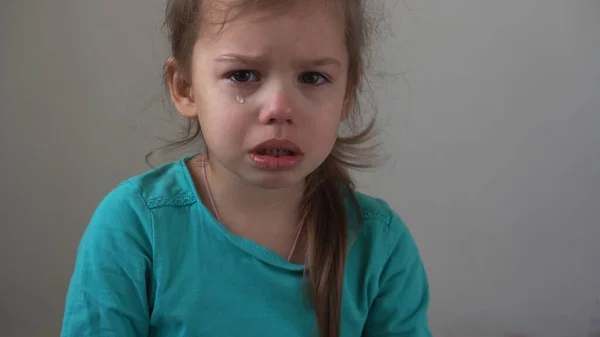 Retrato Menina Triste Chateado Criança Explodiu Lágrimas Gritos Soluçar Olhando — Fotografia de Stock