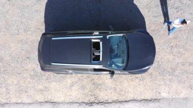 Hava Aracı Sakallı Beyaz Adam Kaza Arabasını Tamir Ediyor. Bozuk Arabadaki Üzgün Erkek. Araç Kontrol Motoru Hasar Sorunu. Şoför Acil Sigorta Servisi 'ni arıyor. Hood Otomobil Aç