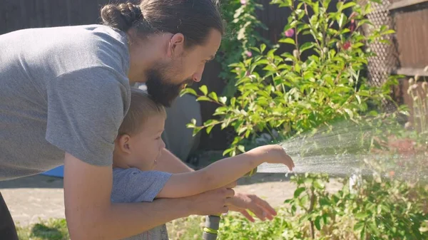 Padre Hijo Divertido Niño Regando Plantas Césped Jardín Que Alberga — Foto de Stock