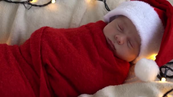 Yeni Doğan Bebeğin Ilk Yakın Portresi Beyaz Çelenk Arka Planında — Stok video