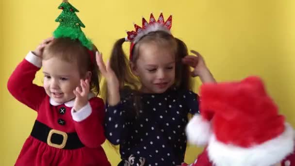 Emotion Cute Happy Cheerful Siblings Friends Baby Girl Boy Santa — Stock videók