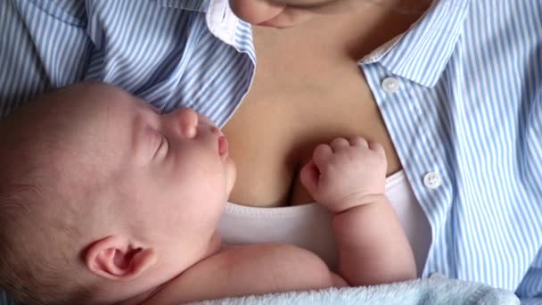Anyaság Gyermekkor Család Gondozás Egészség Anyaság Koncepciója Meleg Kék Takaróba — Stock videók