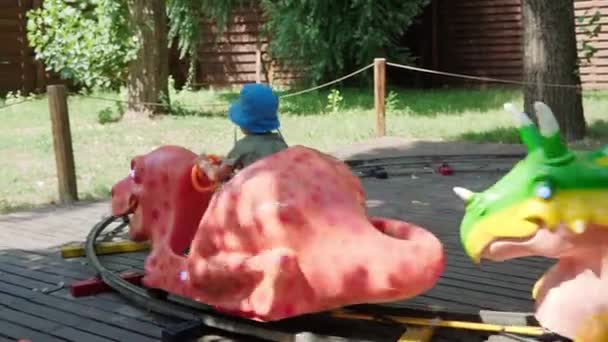 2011 キエフ ウクライナ 小さな就学前の子供たち恐竜や動物の形をした馬車で子供たちは楽しい時間を過ごすことができます ダイナパークでの電動恐竜プレデターモックアップ — ストック動画