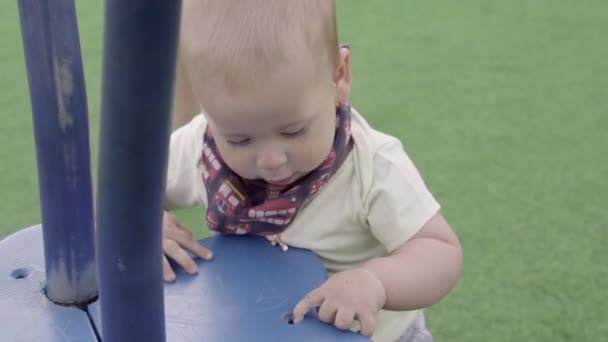 Niño Parado Afuera Pequeño Bebé Arrastra Hierba Verde Verano Parque — Vídeo de stock