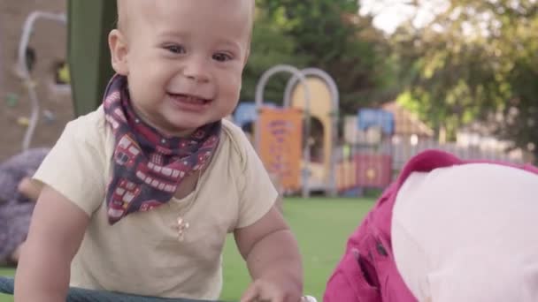 Bebek Dışarıda Duruyor Küçük Bebek Yeşil Çimlerde Sürünüyor Park Yazında — Stok video