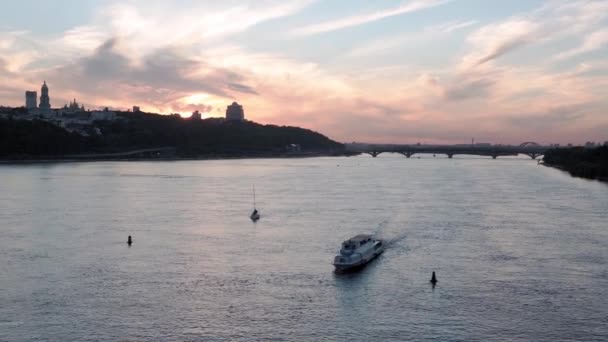Вид Згори Літнє Небо Плавання Моторним Човном Англером Річці Дніпро — стокове відео