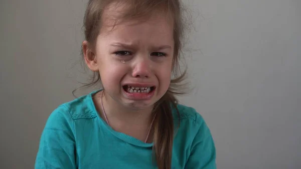 Retrato Menina Triste Chateado Criança Explodiu Lágrimas Gritos Soluçar Olhando — Fotografia de Stock