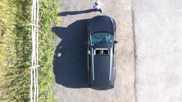 Воздушный Дрон Подстреленный Бородатый Белый Человек Ремонтирующий Аварийный Автомобиль Грустный — стоковое видео