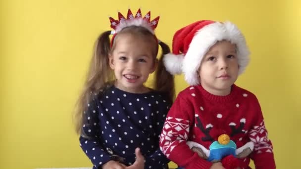 Emotion Cute Happy Cheerful Siblings Friends Baby Girl Boy Santa — Stock Video