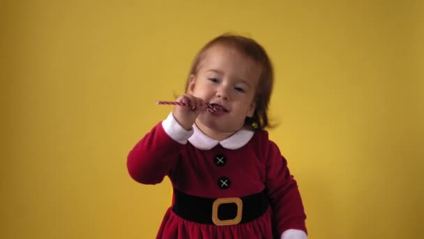 Cute Happy Wesoły Chubby Maluch Dziewczynka Santa Garnitur Patrząc Aparat — Wideo stockowe