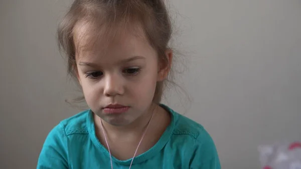 Retrato Menina Triste Chateado Criança Explodiu Lágrimas Gritos Soluçar Olhando — Fotografia de Stock