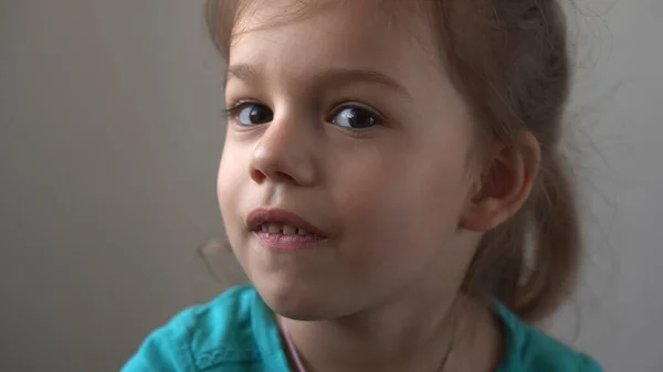 Retrato Divertido Poco Cerca Ver Niña Feliz Preescolar Sonriendo Niño —  Fotos de Stock