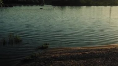 Gün batımından önce uzun köprüsü ve kilise binaları olan geniş nehir Dinyeper manzarasını panoramik olarak çekti. Gemi kargo gemisi denizde ya da okyanusta yelken açıyor. Su taşımacılığı, tatil, doğa, yaz konsepti.