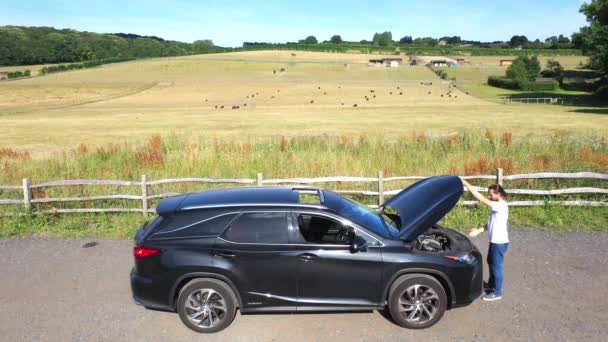 Letecký Drone Shot Vousatý Bílý Muž Opravy Nehody Auto Smutný — Stock video