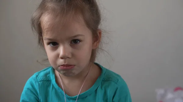 Portré Kislány Szomorú Zaklatott Gyermek Tört Sírva Sír Nézte Kamera — Stock Fotó