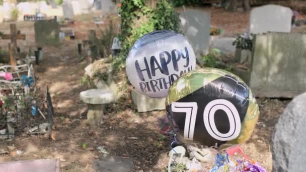 Oude Verlaten Begraafplaats Zomerdag Graf Kerkhof Met Monument Bloemen Ballonnen — Stockvideo