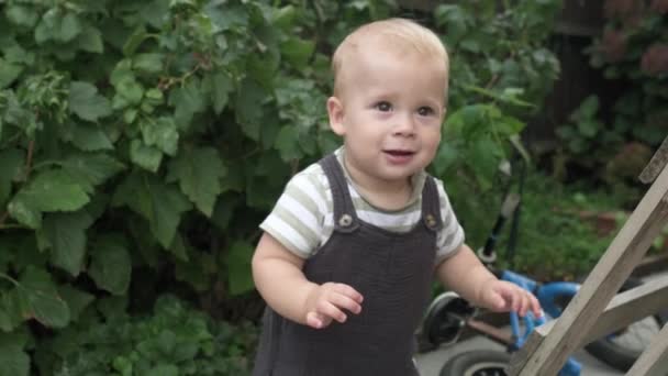 Jeugd Peuter Moederschap Zomer Gelukkig Lachende Baby Boy Kid Speelt — Stockvideo