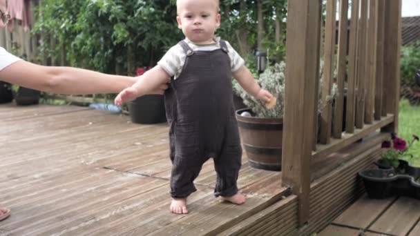 Barndom Småbarn Moderskap Sommar Glad Leende Baby Boy Kid Leker — Stockvideo