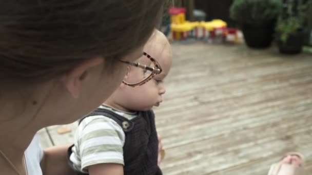 Dětství Batole Mateřství Léto Šťastně Usmívající Baby Boy Kid Hraje — Stock video