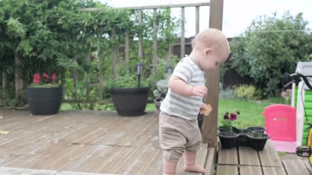 Çocukluk Bebek Annelik Yaz Mutlu Gülümseyen Çocuk Bahçede Oynuyor Komik — Stok video