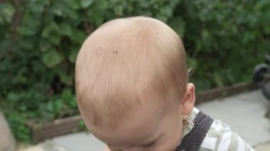 Çocukluk, bebek, annelik, yaz. Mutlu gülümseyen Bebek Çocuk bahçede oyun oynuyor. Komik çocuk ellerini çırpıyor. İlk adımları atan çocuk. Çocuk Yüzü Duygularını Kapat.
