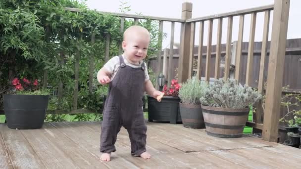 Jeugd Peuter Moederschap Zomer Gelukkig Lachende Baby Jongen Die Buiten — Stockvideo