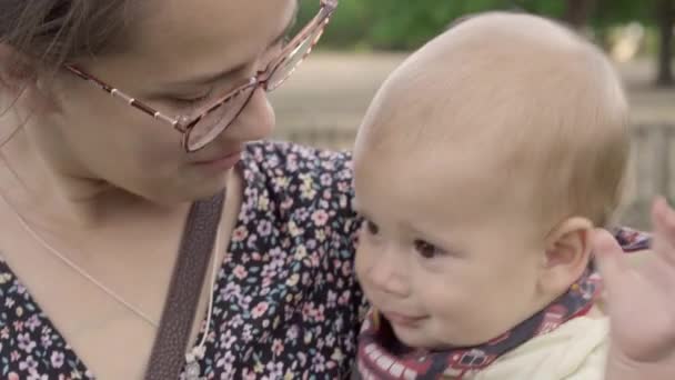 Mutter Und Baby Haben Spaß Freien Gemeinsam Green Summer Park — Stockvideo