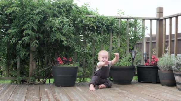 Infancia Niño Maternidad Verano Feliz Niño Sonriente Jugando Afuera Jardín — Vídeos de Stock