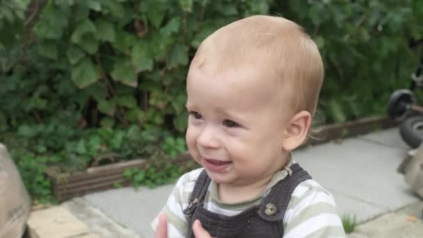 Dzieciństwo Maluch Macierzyństwo Lato Szczęśliwy Uśmiech Baby Boy Kid Bawi — Wideo stockowe