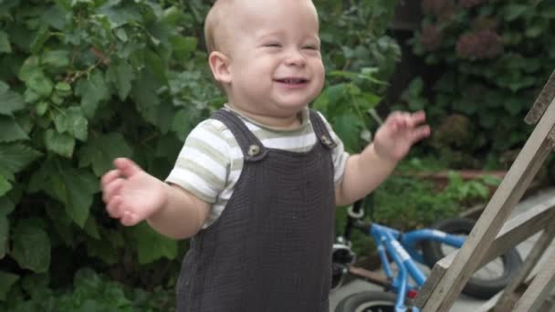 Infância Criança Maternidade Verão Happy Sorrindo Baby Boy Kid Brincando — Vídeo de Stock