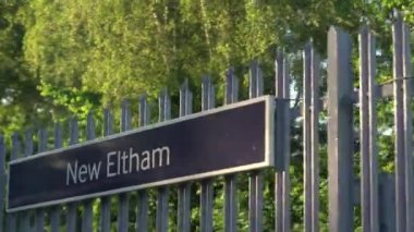 New Elthen City Londra Tren İstasyonu. Tepeleri ve ormanı olan güzel manzaralı yüksek hızlı trenden manzara. Arabanın penceresinden, otobüsten, trenden manzara. Güneşli bir günde trenden yolculuk